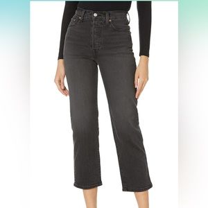 Levi’s Ribcage Straight Ankle Jean in Black Rinse (gray)